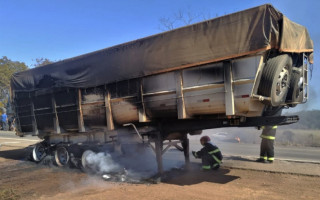 Bombeiros militares debelam as chamas na parte traseira do semirreboque