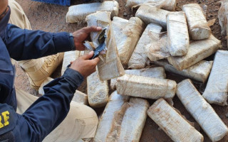 Droga estava escondida na lataria do veículo.