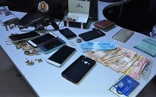 Dupla invadiu casa, rendeu família e roubou 800 reais em espécie, uma moto e vários objetos.