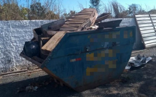 Contêiner com os caixões estava do lado de dentro do cemitério.