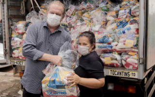  Mauro Carlesse no início da distribuição de kits de alimento, em março de 2020