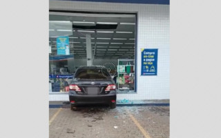 Carro avançou e invadiu a farmácia