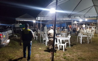 Evento clandestino foi encerrado com a chegada dos fiscais.