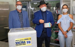 Carlesse faz apelo para que municípios busquem suas vacinas contra a Covid-19 no Lacen.