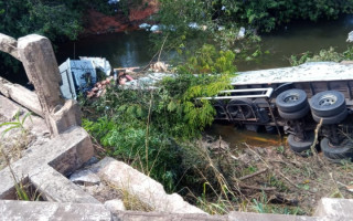 Caminhão caiu em um córrego na BR-153,  entre Araguaína e Wanderlândia.