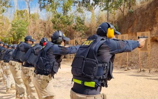 Policiais realizam curso de capacitação em armamento.