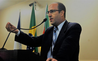 Defensor Público Sandro Ferreira em audiência na Câmara Municipal.