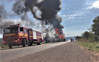 Fumaça gerada por incêndio após colisão na BR-153 podia ser vista ao longe, neste sábado, 19.