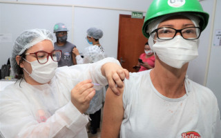 Áurea Aparecida Lopes, 47 anos, trabalha em um frigorífico e foi uma das pessoas imunizadas na ação in loco.