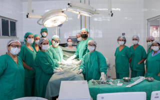 Equipe médica responsável pelos 10 primeiros procedimentos realizados na cidade