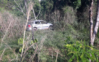 Após capotar, o veículo caiu em um barranco ao lado da rodovia.