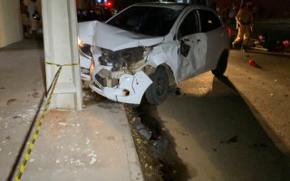 Após a colisão com a moto, o carro ainda bateu em um poste deixando todo bairro sem energia. 