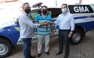 O prefeito Wagner Rodrigues entregou as novas viaturas ao presidente da ASTT, Rérisson Macedo (à esq.), e ao comandante da GMA, Sebastião Lima (centro)