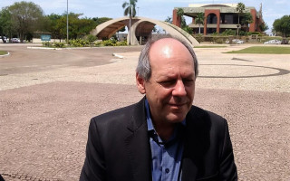 Prefeito Ronaldo Dimas em frente  ao Palácio Araguaia, na capital Palmas.