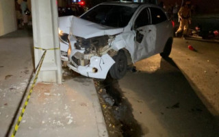 Após a colisão com a moto, o carro ainda bateu em um poste deixando todo bairro sem energia.