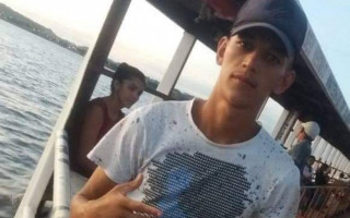 Jovem morreu após ser esfaqueado pela mãe.