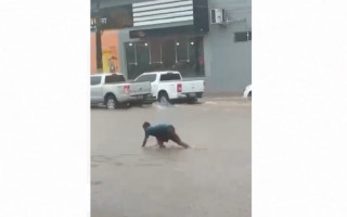 Jovem foi filmado mergulhando na enxurrada. 