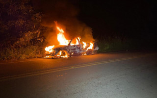 Caminhonete foi totalmente destruída pelas chamas.