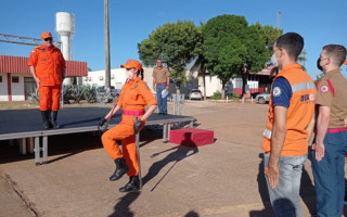Bombeiros militares ensaiam formação para a cerimônia na noite desta terça-feira, em Palmas.