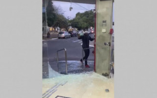 Porta de vidro foi destruída pelo cliente. 