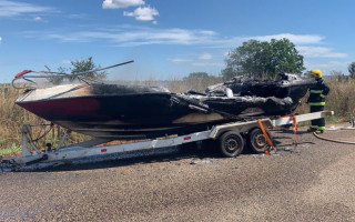 Embarcação pegou fogo enquanto era transportada numa carretinha. 