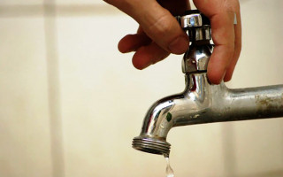 Feche a torneira ao escovar os dentes