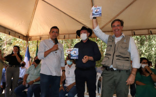 Durante visita à região do Cantão, Carlesse e Gilson Machado receberam carteira de pescador esportivo.