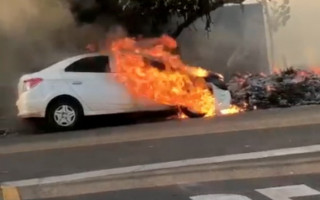 Carro ficou destruído pelo fogo em Araguaína 