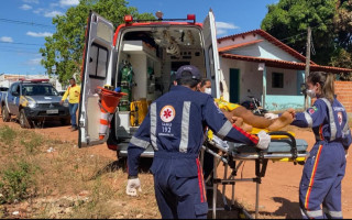 Vítima foi socorrida pelo Samu e encaminhada para o hospital. 