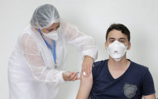 A previsão é que as doses fiquem disponíveis para o novo público no período de 29 e 30 de julho e de 2 a 6 de agosto ou até o fim do estoque de vacina