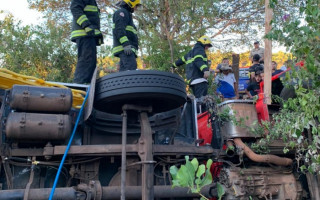 Bombeiros durante operação para resgatar vítima de acidente. 