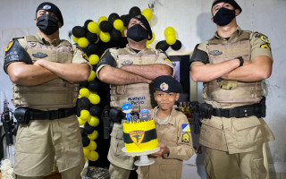O pequeno Matheus ficou muito feliz com a presença dos policiais em sua festa de aniversário.
