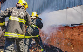 Galpão da Prefeitura pegou fogo após fios de alta tensão cair.