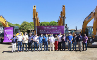 Retroescavadeiras foram entregues nesta segunda-feira, 02 de agosto.