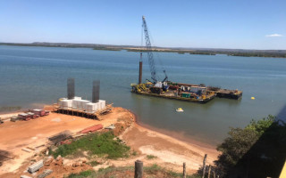 Primeiro pilar submerso começa a ser construído com auxílio de uma balsa.
