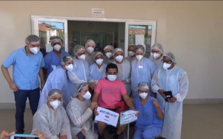 Alta hospitalar foi comemorada pela equipe médica e familiares. 