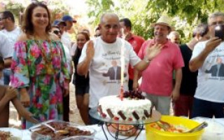 Senadora Kátia Abreu e prefeito Ronaldo Dimas cantando parabéns para o apresentador Wanderlan Gomes