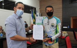 Vice-presidente do Naturatins, Rafael Felipe entrega a licença de atrativos naturais ao empreendedor José Neto.