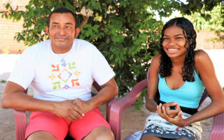 Aos 15 anos de idade, Ana Carolina mora com o pai e relata o quanto o admira por seu empenho no trabalho e na sua educação.