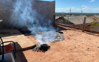 Homem não aceita fim do relacionamento e ateia fogo no colchão que o casal dormia. 