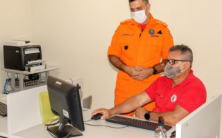 Tenente-coronel Franco (E) destaca a importância do sistema online.