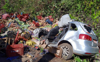 Carro conduzido pelo taxista ficou completamente destruído.