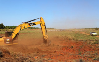 Na 1ª etapa, a pista receberá aumento da área de escape na cabeceira e laterais ao longo dos 1.800m de comprimento.