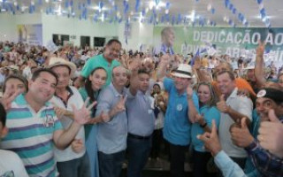 Com o vice Fraudneis Fiomare, deputado Elenil da Penha, candidatos a vereador e correligionários, Dimas inaugurou o comitê central neste sábado