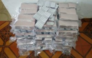 Mais de 37 mil comprimidos de anfetaminas estavam guardados em uma caixa no porta-malas.