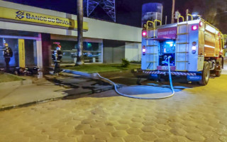 Fogo em agência bancária foi combatido por bombeiros militares de Araguatins.