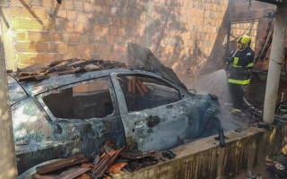 Em Araguatins, bombeiros militares combateram fogo em carro e em residência ao mesmo tempo.