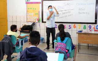 O professor Cleysson Wender, que é surdo, deu a 1º aula do 5º Ano A da Escola Municipal Gentil Ferreira Brito, no Setor Brasil.