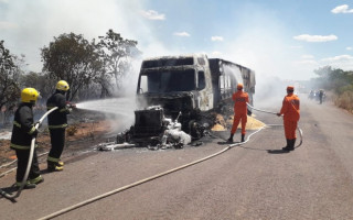 Veículo foi destruído pelo fogo.
