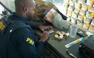 Droga foi apreendida pela PRF.